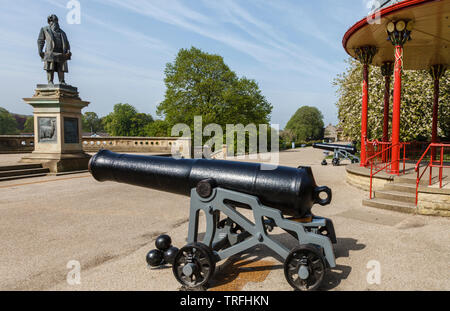 Le Colonel William deux canons Dundas de chaque côté de la scène, avec la statue de Sir Titus Salt, Roberts Park, Saltaire, Bradford, West Yorkshire Banque D'Images