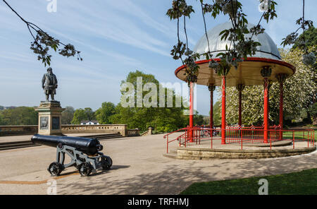 Le Colonel William deux canons Dundas de chaque côté de la scène, avec la statue de Sir Titus Salt, Roberts Park, Saltaire, Bradford, West Yorkshire Banque D'Images