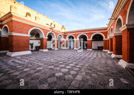 Cloître Claustro ou maire au Monastère de Santa Catalina de Siena ou couvent de Santa Catalina, dans le centre historique d'Arequipa, Pérou Banque D'Images