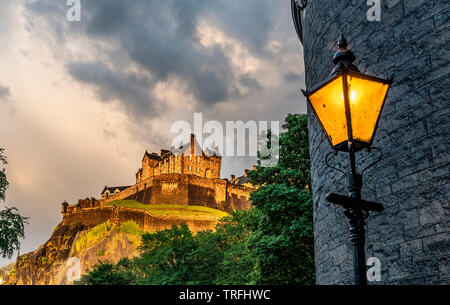 Vue sur le château d'Édimbourg à partir de St Cuthbert par sChrurch dans des conditions de faible luminosité. Banque D'Images