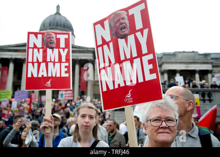 Protestation contre la visite d'état du Président Trump à Trafalgar Square, Londres, le 4 juin 2019 . Les manifestants tiennent des pancartes disant "pas en mon nom". Banque D'Images