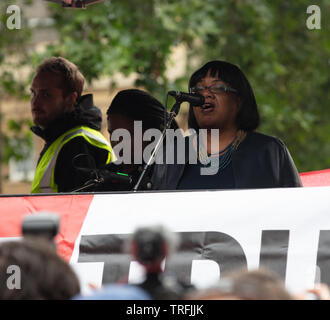 Londres, Royaume-Uni. 4 juin 2019. Diane Abbott, Secrétaire de Shadow Home et politicien du Parti travailliste, s'adresse aux manifestants qui tiennent une journée de protestation dans le centre de Londres à Whitehall. Crédit: Joe Kuis / Alay Banque D'Images