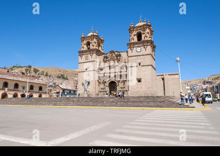 Vue panoramique sur la cathédrale de Puno sur une journée ensoleillée dans la région de Puno, Puno, Pérou Banque D'Images