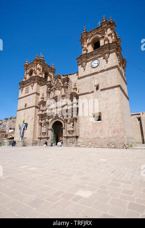 Magnifique Catedral Basílica San Carlos Borromeo ou Puno Cathedral dans la Plaza de Armas ou place principale de Puno, Pérou Banque D'Images