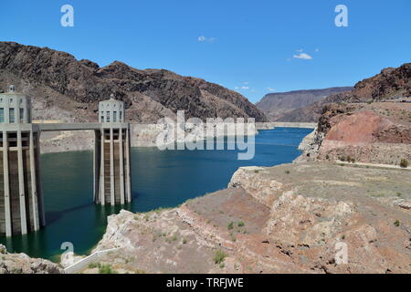 Le Barrage Hoover est une ville-gravité reliant la construction du Nevada et d'Arizona et créé le plus grand réservoir d'eau à l'USA Banque D'Images