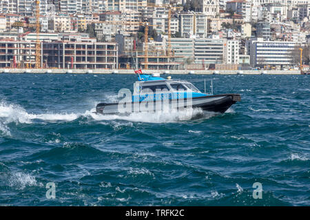 Istanbul, Turquie - 29 mars, 2019 ; Istanbul Bosphore croisière bateau de police maritime. Istanbul Turquie. Banque D'Images