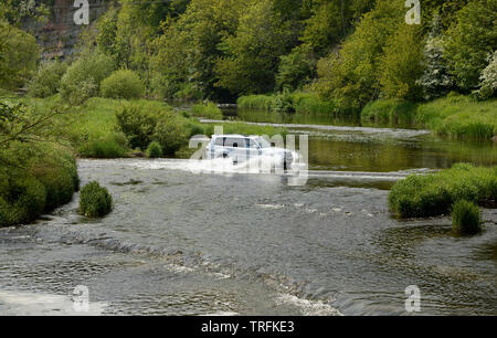 Quatre roues motrices véhicule traversant le Bluestane sur la rivière Whiteadder Ford Banque D'Images