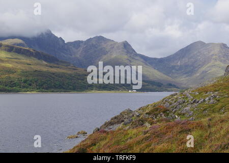 Black Cuillin, crête de montagne du Loch Slapin nuageux sur une journée d'automne. Isle of Skye, Scotland, UK. Banque D'Images