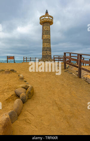 Photographie verticale du phare de Cape Santa Elena dans la région de l'Equateur, la Ville de Salinas. Marque le point le plus occidental de l'Équateur dans l'océan Pacifique. Banque D'Images