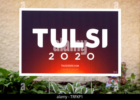 Cour campagne signe pour 2020 le candidat démocrate à Tulsi Gabbard. En 2012 Mme Gabbard est devenue la première Américaine de Samoa et la première Hindu Banque D'Images