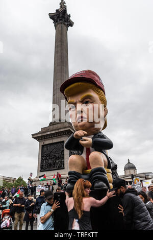 Le don de la création Lessum Robot connu sous le nom de TRUMP Dumper dans le centre de Londres au cours de l'atout de Donald dans le cadre de sa visite officielle au Royaume-Uni Banque D'Images