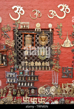 Masques bouddhiste et hindoue, roues de prière, et d'autres religieux et articles souvenirs exposés à la vente au temple bouddhiste de Swayambhunath, Katmandou, Népal Banque D'Images