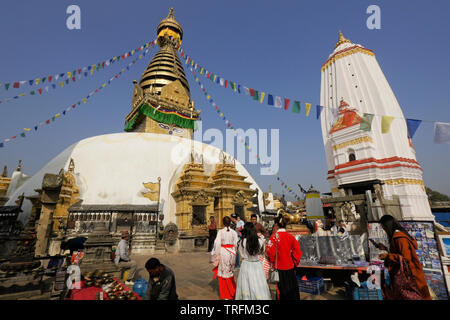 Stupa de Swayambhu et shikara Pratappur à temple bouddhiste de Swayambhunath, Katmandou, Vallée de Katmandou, Népal Banque D'Images