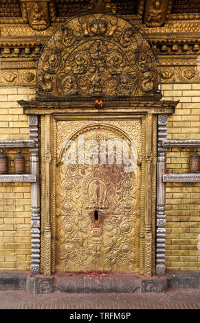 Détail architectural de la golden Hariti (Ajima) Temple de Swayambhunath, Katmandou, Vallée de Katmandou, Népal Banque D'Images