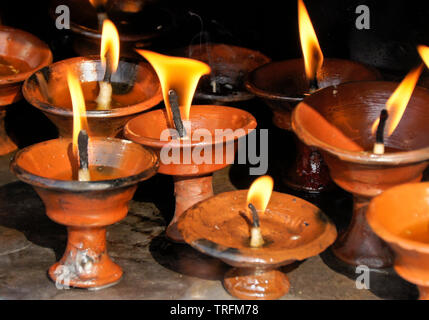 Lampes à beurre (lampes à huile) au temple bouddhiste au Népal Banque D'Images