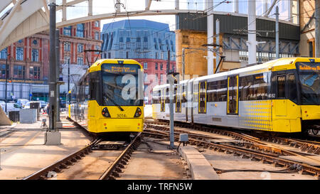 Manchester, UK - 18 mai 2018 : tramway Metrolink train léger dans le centre-ville de Manchester, au Royaume-Uni. Le système a 77 arrêts le long de 78,1 km et traverse des s Banque D'Images