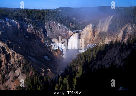 La Yellowstone River coule sur les 308 pieds de haut en bas tombe le Grand Canyon de la Yellowstone en parc national de Yellowstone Banque D'Images