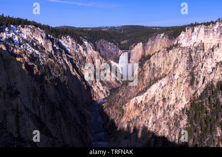 La Yellowstone River coule sur les 308 pieds de haut en bas tombe le Grand Canyon de la Yellowstone en parc national de Yellowstone Banque D'Images