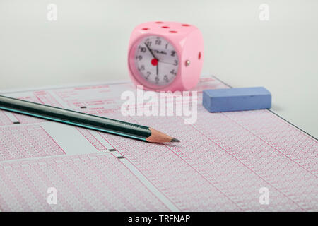 Les élèves de l'école mains participer aux examens, l'examen écrit au crayon optique sur la forme de test normalisé avec feuille de réponses faisant examen final en cla Banque D'Images
