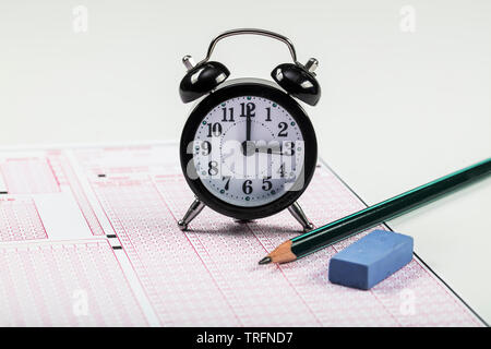 Les élèves de l'école mains participer aux examens, l'examen écrit au crayon optique sur la forme de test normalisé avec feuille de réponses faisant examen final en cla Banque D'Images
