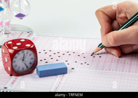 Les élèves de l'école mains participer aux examens, l'examen écrit au crayon optique sur la forme de test normalisé avec feuille de réponses faisant examen final en cla Banque D'Images