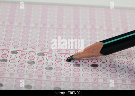 Les élèves de l'école mains participer aux examens, l'examen écrit au crayon optique sur la forme de test normalisé avec feuille de réponses faisant examen final en cla Banque D'Images