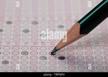 Les élèves de l'école mains participer aux examens, l'examen écrit au crayon optique sur la forme de test normalisé avec feuille de réponses faisant examen final en cla Banque D'Images