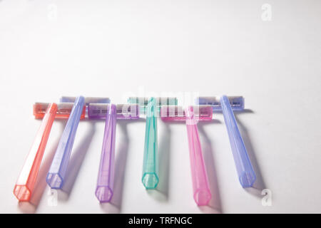 Série de rasoirs de couleurs pastels sur un fond blanc. Banque D'Images