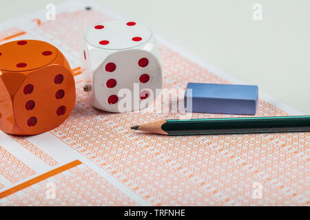 Les élèves de l'école mains participer aux examens, l'examen écrit au crayon optique sur la forme de test normalisé avec feuille de réponses faisant examen final en cla Banque D'Images