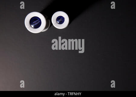 Deux rouleaux de cheveux qui ressemblent à des yeux couinent Banque D'Images