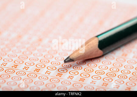 Les élèves de l'école mains participer aux examens, l'examen écrit au crayon optique sur la forme de test normalisé avec feuille de réponses faisant examen final en cla Banque D'Images