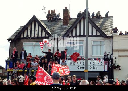 L'attente des fans pour le Liverpool FC est la revue de la Victoire à Old Swan, Liverpool le 2 juin, 2019. Banque D'Images