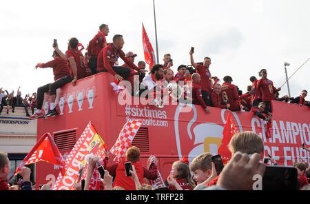 L'attente des fans pour le Liverpool FC est la revue de la Victoire à Old Swan, Liverpool le 2 juin, 2019. Banque D'Images