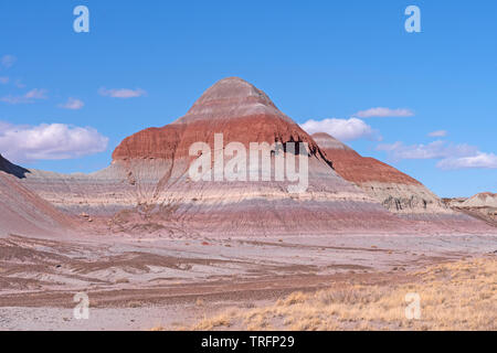 Le Tepee Buttes sédimentaires dans le désert peint dans le Parc National de la Forêt Pétrifiée en Arizona Banque D'Images