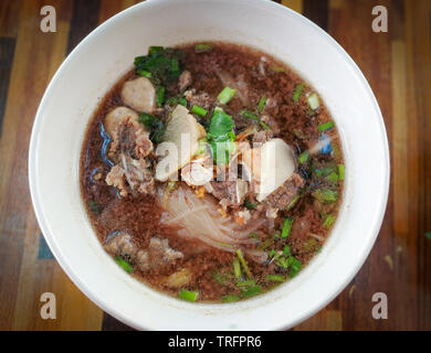 Bol de soupe de nouilles de boeuf avec légumes et viande sur fond de table en bois Banque D'Images