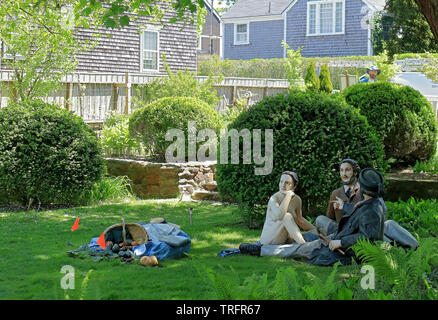 Nantucket, Massachusetts - le 26 mai 2019 : La sculpture de Seward Johnson (Monet, déjeuner sur l'herbe) dans le jardin de la maison, Nantucket Hadwen, Massachuset