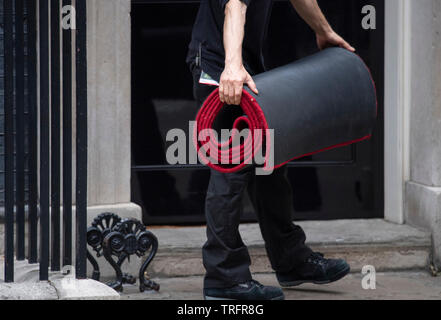 Downing Street, London, UK. 4 juin 2019. Tapis rouge est installé à l'extérieur de 10 Downing Street pour l'arrivée du président des États-Unis Donald Trump. Banque D'Images
