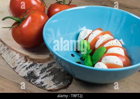 Salade Caprese : de délicieux mets italiens avec Buffalo mozzarella, basilic, et des tranches de tomate. Banque D'Images