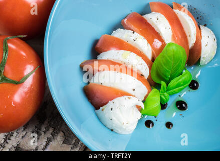 Salade Caprese : de délicieux mets italiens avec Buffalo mozzarella, basilic, et des tranches de tomate. Banque D'Images