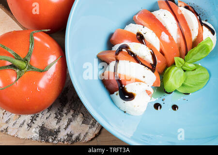 Salade Caprese : de délicieux mets italiens avec Buffalo mozzarella, basilic, et des tranches de tomate. Banque D'Images