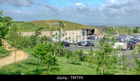 La nouvelle station d'autoroute de Gloucester en direction sud sur l'autoroute M5 au Royaume-Uni avec toit vert Banque D'Images