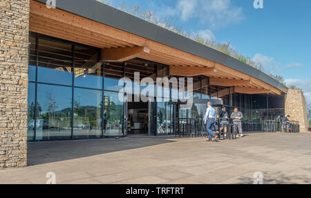 La nouvelle station d'autoroute de Gloucester en direction sud sur l'autoroute M5 au Royaume-Uni avec toit vert Banque D'Images