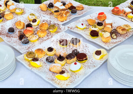 Table de fête avec de nombreuses pâtisseries assorties pour un savoureux célébration - selective focus Banque D'Images