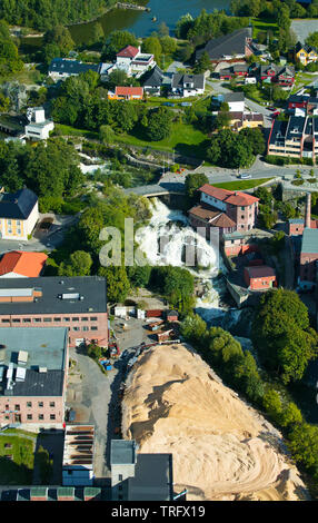 Vue aérienne sur Mossefossen waterfall (centre) à la décharge du lac Vansjø. Ce secteur est situé dans la partie nord de la ville charmante en Østfold, Norvège. En bas à gauche est l'usine de papier, de carton de Peterson qui a fait faillite en 2011. Le bâtiment à droite de la cascade est appelée Druidegården, et c'est une partie de la zone Møllebyen. Le lac Vansjø et ses lacs et rivières sont une partie de l'eau appelé système Morsavassdraget. Septembre, 2006. Banque D'Images