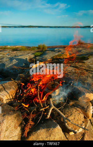 Dans le café tôt le matin faire feu à l'île dans le lac Vansjø Brattholmen en Østfold, Norvège. Vansjø est le plus grand lac d'Østfold. Le lac Vansjø et ses lacs et rivières sont une partie de l'eau appelé système Morsavassdraget. Septembre, 2006. Banque D'Images