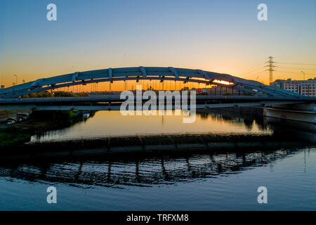 Kotlarski pont suspendu au-dessus de la Vistule à Cracovie, Pologne, contre la lumière au coucher du soleil avec de l'eau. refelection Photo aérienne Banque D'Images