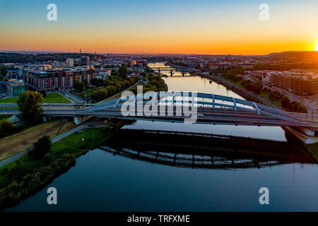 Kotlarskiand pont suspendu d'autres ponts sur la Vistule à Cracovie, Pologne, contre la lumière au coucher du soleil avec de l'eau. refelection Photo aérienne Banque D'Images