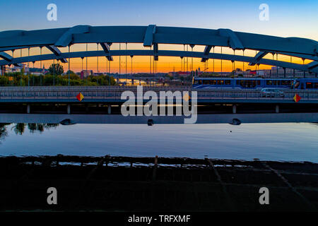 Kotlarski pont suspendu au-dessus de la Vistule à Cracovie, Pologne, contre la lumière au coucher du soleil avec de l'eau. refelection Photo aérienne Banque D'Images