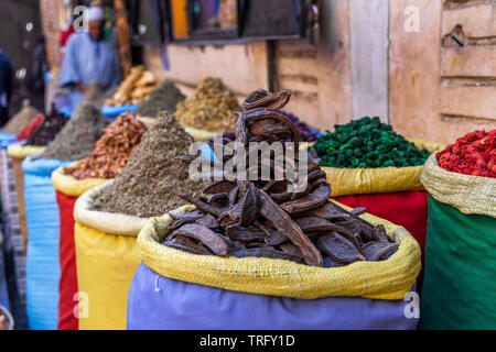 Épices sur le marché africain à Marrakech Banque D'Images