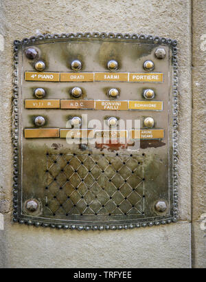 Sonnettes sur mesure élégant et interphone plaque en bronze à l'entrée d'appartements à Florence Italie Banque D'Images